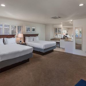 Queen Suite 1 Queen Bed & 1 Sleeper Sofa